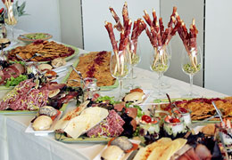 Buffet © ISO K° photography - Fotolia.com Kaltes Buffet mit Käseplatte, Wurstplatte und Snacks