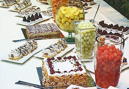 Süßes Buffet © Privat Süßes Buffet mit Torten und Obst