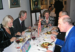 Prominente beim Verkosten der Speisen