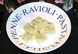 Ravioli werden angerichtet