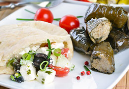 Griechischer Snack © kab-vision - Fotolia.com Griechisch Essen - Schafskäse in Fladenbrot und gefüllte Weinblätter