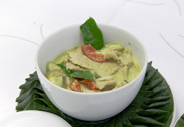 asiatische Küche © fotokalle - Fotolia.comn Asiatisches Essen - Hühnerfleisch mit grünem Curry
