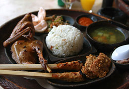 Travel at Bali © YANG YANG - Fotolia.com Indonesische Speise - Reis mit gebratenem Geflügel, Gewürzhuhn