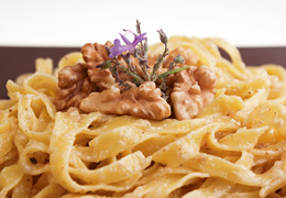 Tagliatelle al sugo di noci © MarcoBagnoli Elflaco - Fotolia.com Italienisches Nudelgericht - Tagliatelle al sugo di noci, Tagliatelle mit Walnuss-Sauce