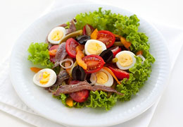 Salade niçoise © victoria p. - Fotolia.com Französisch Essen - Nizza-Salat