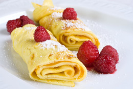 Süße Palatschinken mit Himbeeren © babsi_w - Fotolia.com Klassische österreichische Süßspeise - Palatschinken mit Himbeeren
