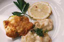 Wiener Schnitzel mit Kartoffelsalat © Privat Typische österreichische Hauptspeise - Wiener Schnitzel mit Kartoffelsalat