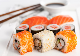 Sushi plate, close-up © Maksud - Fotolia.com Sushiplatte mit Maki und Lachs