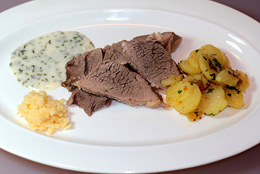 Tafelspitz © Hastra - Fotolia.com Klassische österreichische Hauptspeise - Tafelspitz mit Kartoffeln und Semmelkren