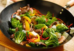 wok stir fry with beef and vegetables © Joshua Resnick - Fotolia.com Kochen im Wok - gebratenes Rindfleisch mit Gemüse