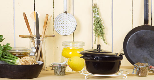 Kochgeschirr in Küche