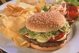 Amerikanisches Essen - Burger mit Kartoffelchips